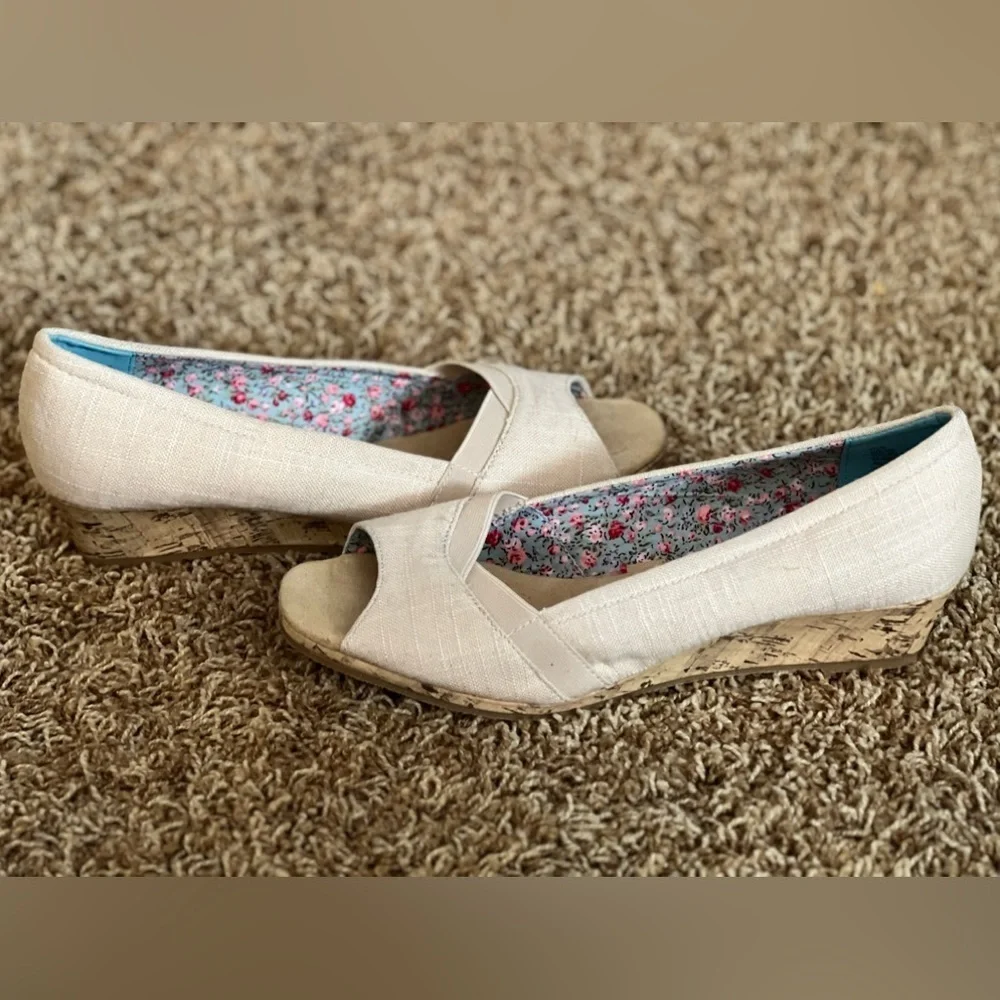 LADIES SZ 10 ANTIQUE WHITE SLIP ONS